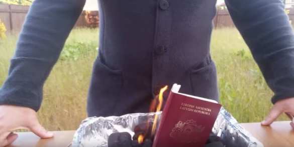 Политик из Латвии сжег свой паспорт, протестуя против ущемления прав русских людей (ВИДЕО) | Русская весна