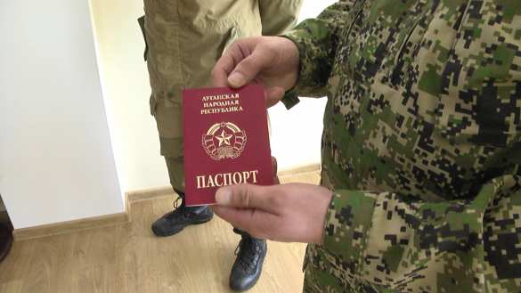 Первые иностранные граждане получили паспорта ЛНР (ФОТО) | Русская весна