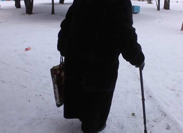 «С июля месяца мы не получаем пенсий, я продаю, что можно», —  80-летняя жительница Тореза (видео Г. Филлипса) | Русская весна