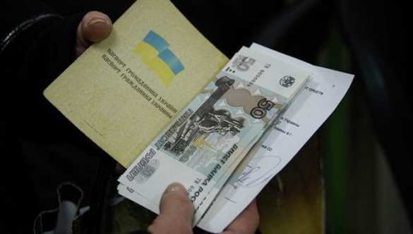 Пенсии амвросиевцам выдают вовремя и в рублях | Русская весна