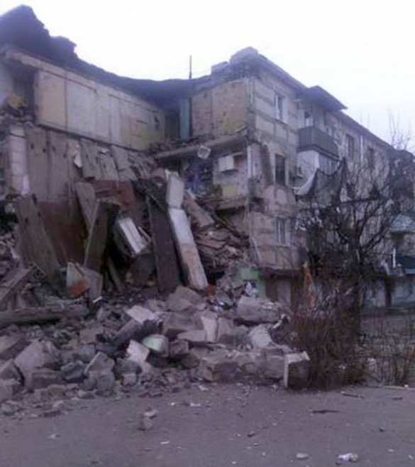 Первомайск — город призрак: под обстрелом украинской артиллерии, как карточный домик, сложился целый подъезд пятиэтажки (ВИДЕО, ФОТО) | Русская весна