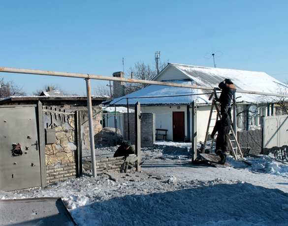 Последствия обстрелов ВСУ в ЛНР: нарушено газо- и электроснабжение, дома посечены осколками (ФОТО) | Русская весна