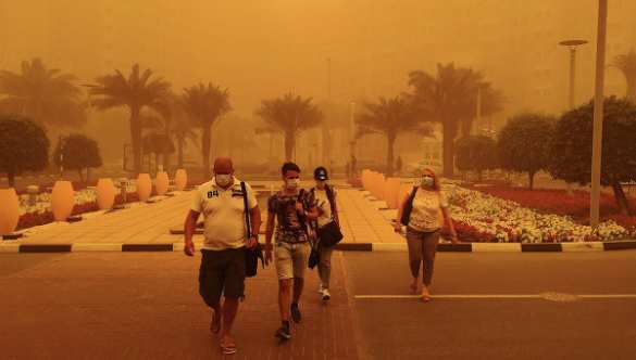 Туристы во время песчаной бури в Дубае Ближний Восток может стать необитаемым к концу столетия, — американские ученые | Русская весна