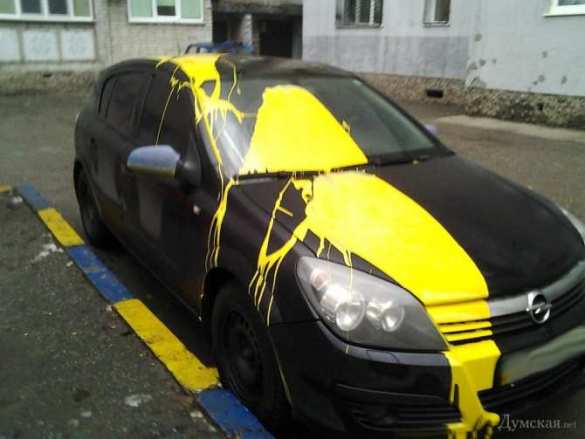 В Одессе за украинские флажки автомобили обливают краской | Русская весна