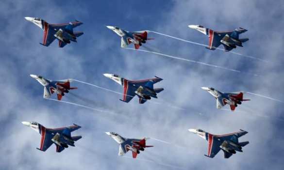 Blume im Himmel: &quot;Russische Vityazie&quot; zeigten eine neue Figur des Kunstfluges auf schweren Kampfflugzeugen (VIDEO) | Русская весна