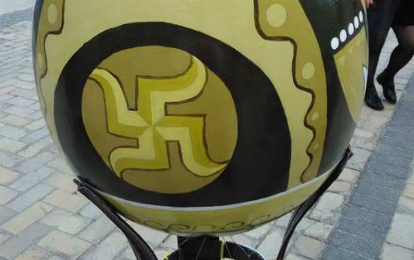 В Киеве установили гигантское яйцо, разрисованное свастиками (ФОТО) | Русская весна