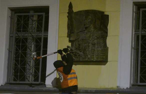 Памятную доску Маннергейму в Петербурге порубили топором (ФОТО) | Русская весна