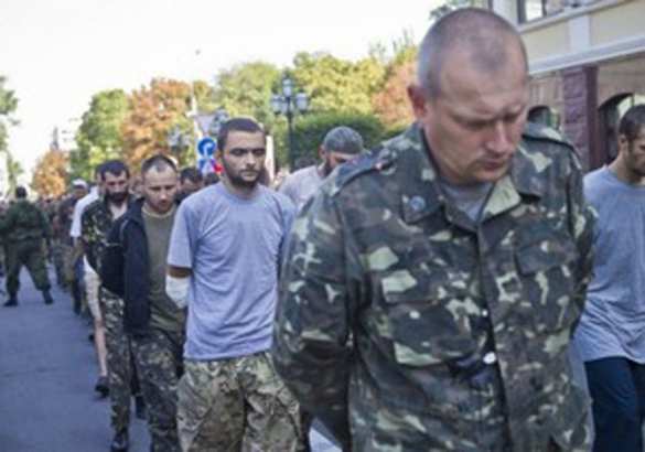 Глава ДНР Александр Захарченко передал попавшего в плен к ополченцам «киборга» его родителям (ВИДЕО) | Русская весна