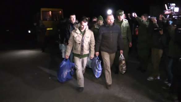 Die VRD gab den Kiew Vertreter 16 ukrainischen Kriegsgefangenen über (+ VIDEO) | Русская весна