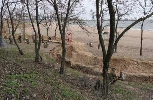 На мариупольском пляже «Песчанка» окопы и блиндажи ВСУ заливает морская вода | Русская весна