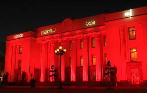 Победим туберкулез! — здание Рады окрасили в кроваво-красный цвет (ФОТО) | Русская весна