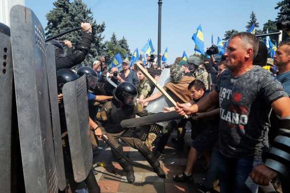В Киеве начались столкновения между митингующими и нацгвардией (ФОТО, ВИДЕО) | Русская весна