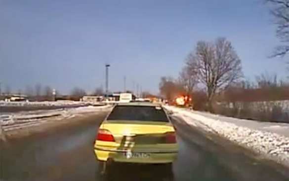 Людей в автобусе под Волновахой подорвали миной ВСУ (видео взрыва) | Русская весна