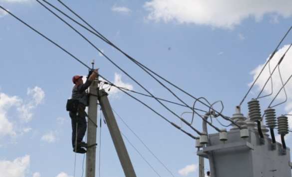 Энергетики ДНР оперативно запитали посёлок Озеряновка после обстрелов ВСУ | Русская весна