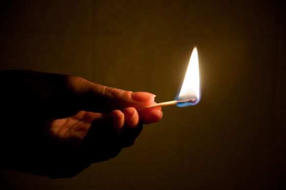 В Черновицкой области пьяный мужчина пытался поджечь себя на избирательном участке  | Русская весна