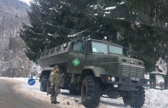 Вооружённые силовики, бронетехника и обыски: кадры масштабной спецоперации в Закарпатье (ФОТО, ВИДЕО) | Русская весна
