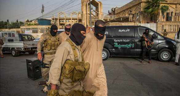 Распять и убить ножом в сердце... — ИГИЛ обнародовало кадры зверских казней в Ракке (ФОТО 18+) | Русская весна