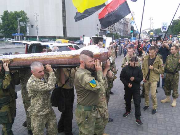 «Нерабы» на коленях: в Киеве попрощались с боевиками «Правого сектора» (ФОТО) | Русская весна