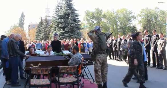 Ополченцы хоронят своих павших (видео, ЛНР, г. Стаханов) | Русская весна