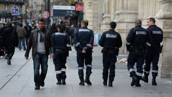 Полицейские на Северном вокзале Парижа На почте во Франции предъявили паспорт разыскиваемого террориста | Русская весна