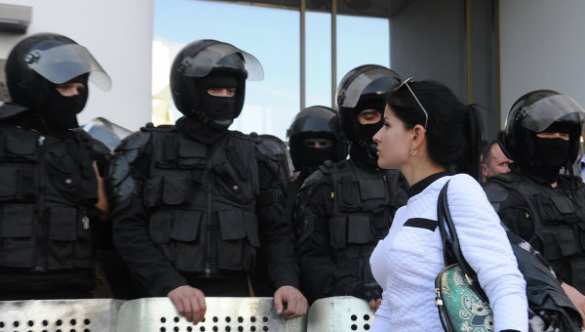 К парламенту Молдавии и палаткам протестующих стягивается полиция | Русская весна