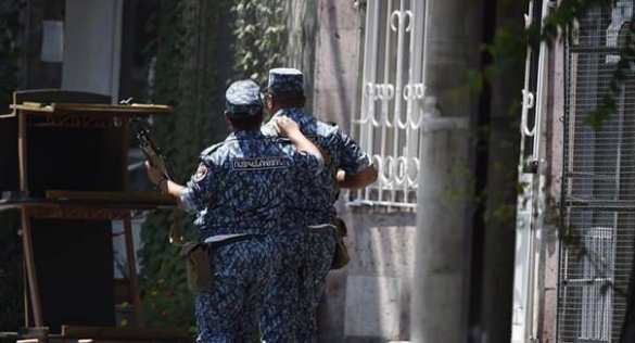 В Ереване протестующие ранили четверых полицейских (ВИДЕО)  | Русская весна