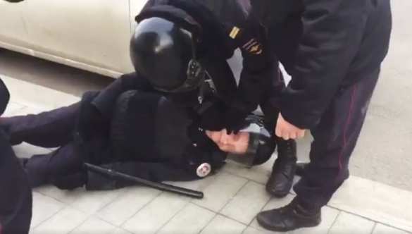 Раненный на митинге оппозиции полицейский рассказал о нападении (ВИДЕО) | Русская весна