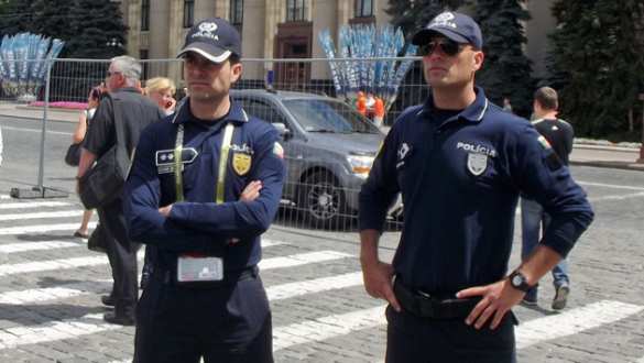 Дипломатический скандал: полиция Нидерландов закрыла проезд в консульство для турецкого министра | Русская весна