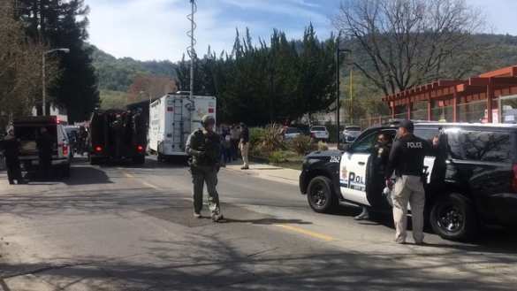 США: Вооружённый мужчина захватил заложников в доме для ветеранов и открыл огонь по полицейским (ФОТО, ВИДЕО)  | Русская весна