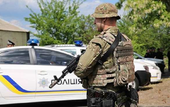 Полицаи с автоматами штурмуют Киево-Печерскую лавру, избивая православных (ВИДЕО) | Русская весна