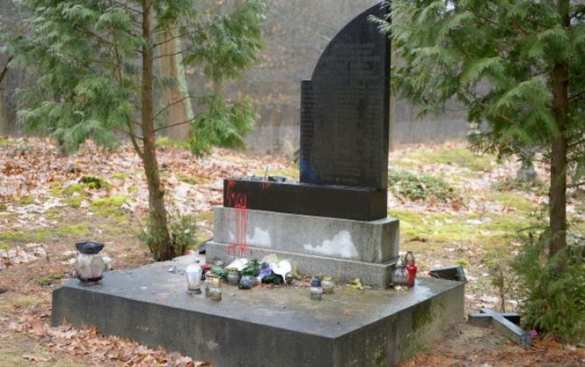 В Польше разрешили осквернять «неправильные» могилы | Русская весна