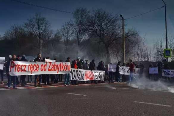 ВАЖНО: На Украине взбунтовались поляки, начались столкновения с силовиками, перекрыта международная трасса (ФОТО, ВИДЕО) | Русская весна