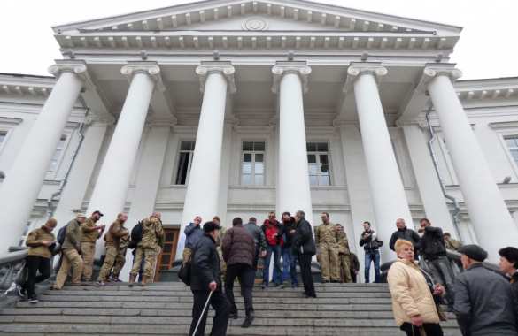 В Полтаве «активисты» заблокировали горсовет (ФОТО, ВИДЕО) | Русская весна