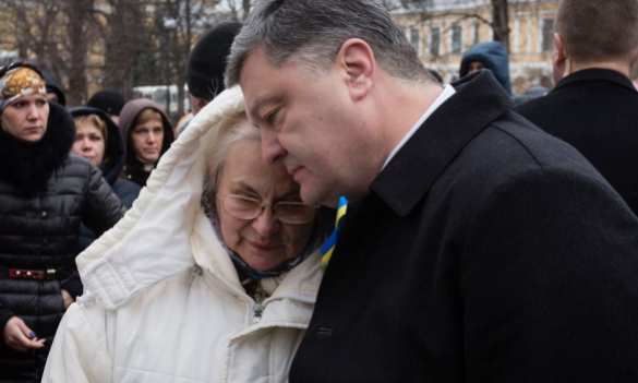 Порошенко под прицелами видеокамер скорбил о расстрелянных на «майдане» (ФОТО) | Русская весна