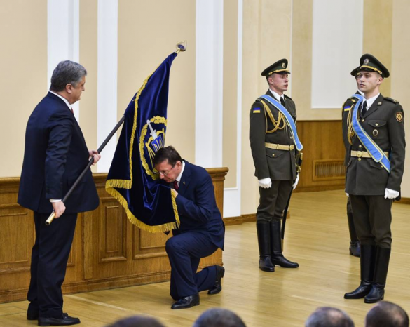 «Туфлю Порошенко забыл поцеловать»: соцсети высмеяли Луценко, целующего флаг (ФОТО) | Русская весна