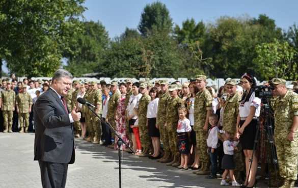 С пьяных глаз: Порошенко, открывая детский сад, прочитал детям стих про «зеленых человечков» (ВИДЕО) | Русская весна