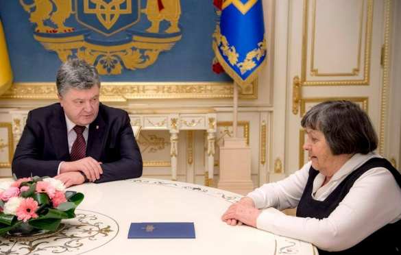 Миссия невыполнима: Порошенко пообещал матери Савченко освободить украинскую наводчицу (ФОТО) | Русская весна