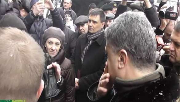 Жители Львова отказались пожимать руку президенту Украины (видео) | Русская весна