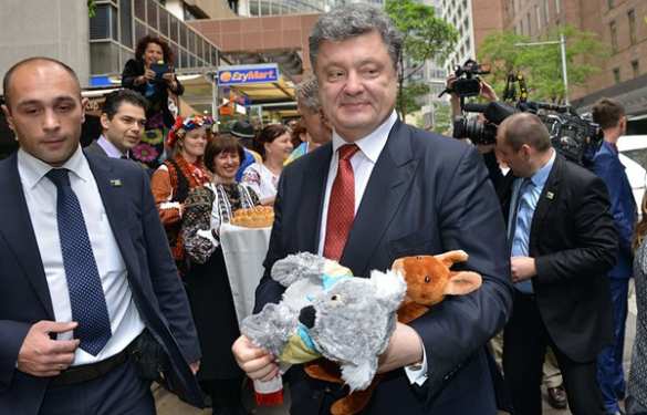 Шерстяные носки, кодекс сержанта и кукла в кедах: что дарили Порошенко | Русская весна