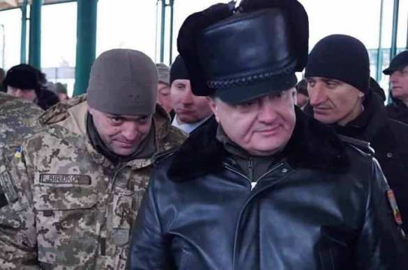 Знаки: у солдата почетного караула упала шапка перед Порошенко (ВИДЕО) | Русская весна