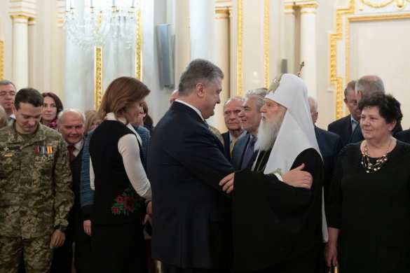 Порошенко вручил Филарету звезду Героя Украины | Русская весна