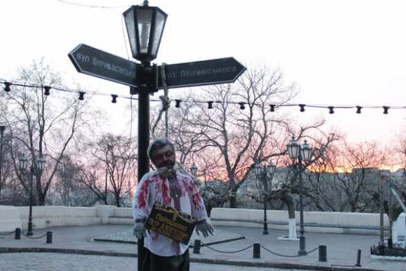 В Одессе повесили чучело Порошенко в окровавленной вышиванке (ВИДЕО) | Русская весна