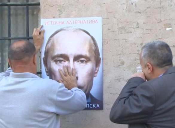 В Боснии и Герцеговине на улицах расклеивают портреты Путина (ВИДЕО) | Русская весна