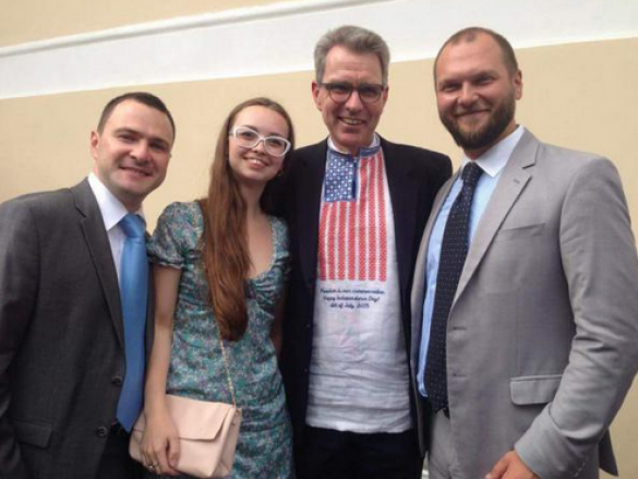 Посол США на Украине показался на публике в вышиванке цветов флага США | Русская весна