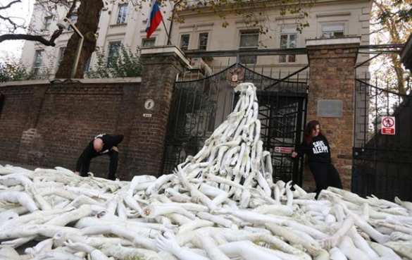 Возле посольства России в Лондоне устроили акцию протеста (ФОТО, ВИДЕО) | Русская весна