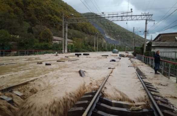 Прервано железнодорожное сообщение с Сочи (ФОТО, ВИДЕО) | Русская весна