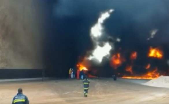В ливийском порту полыхают огромные нефтехранилища (ВИДЕО) | Русская весна