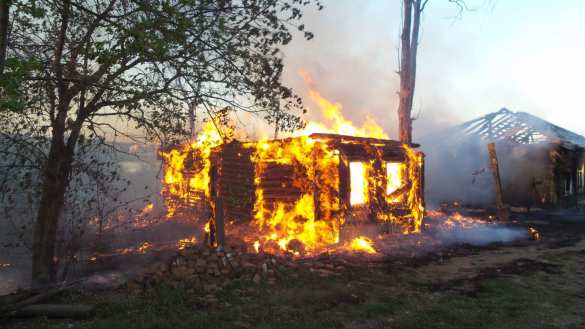 СРОЧНО: Жилые дома горят в Зайцево после обстрела, пожарные не могут проехать к месту из-за огня снайперов | Русская весна