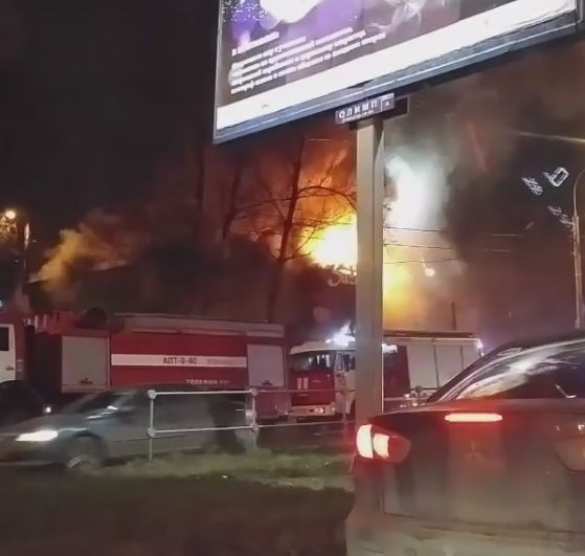 19 подразделений МЧС тушат пожар в кафе на юге Москвы (ФОТО) | Русская весна