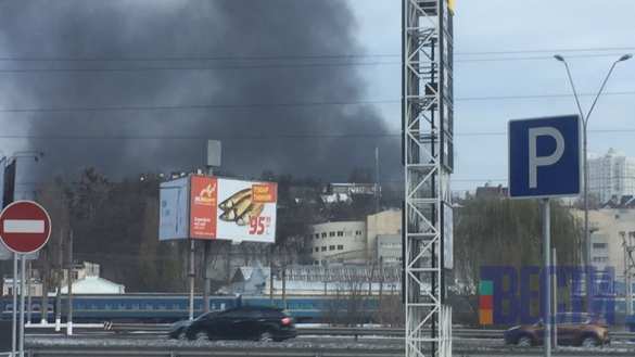 Небо в центре Киева окутал чёрный дым (ФОТО, ВИДЕО) | Русская весна